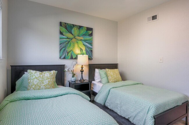 Building Photo - 546 Woodstock Way