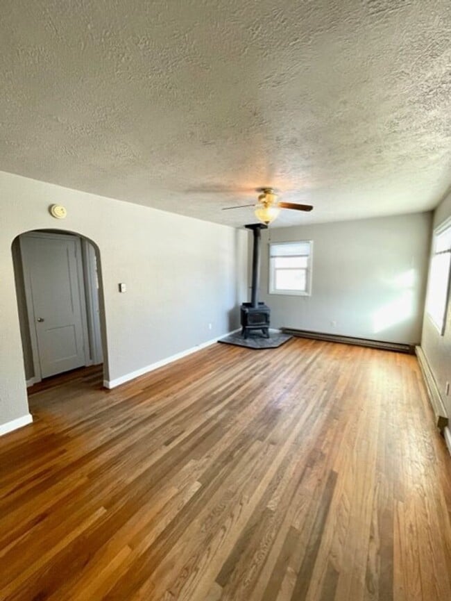 Building Photo - Charming Downtown Redmond Home with Huge Fenced Yard & Garage!