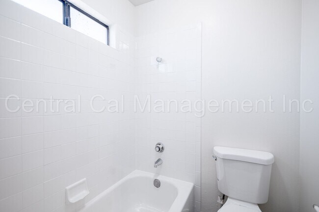 Building Photo - 2 Bedroom/2 Bath Condo - $1495 per Month!