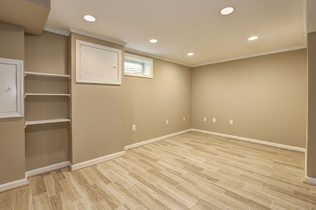 Building Photo - 3 Bed 2 Bath - Silver Spring Rambler - Upd...