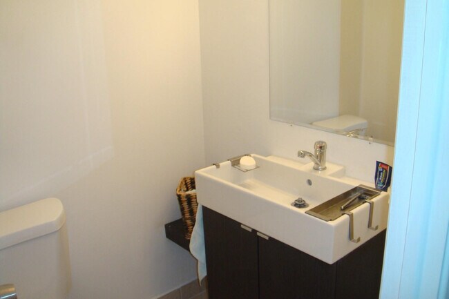 Building Photo - 500 Bayview Dr