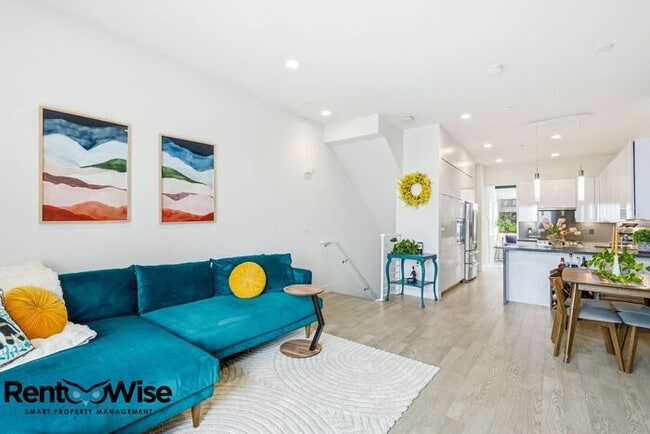 Building Photo - 594 Hudson Ave