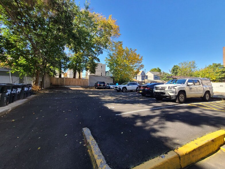 Building Photo - 226 Roseville Ave