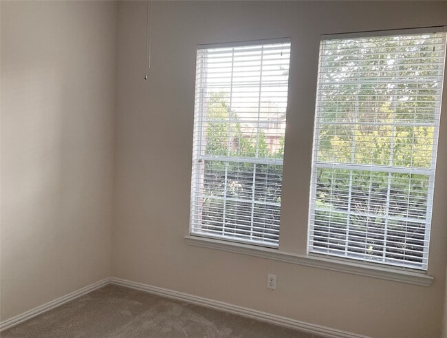 Building Photo - 6 Dragon Hill Pl