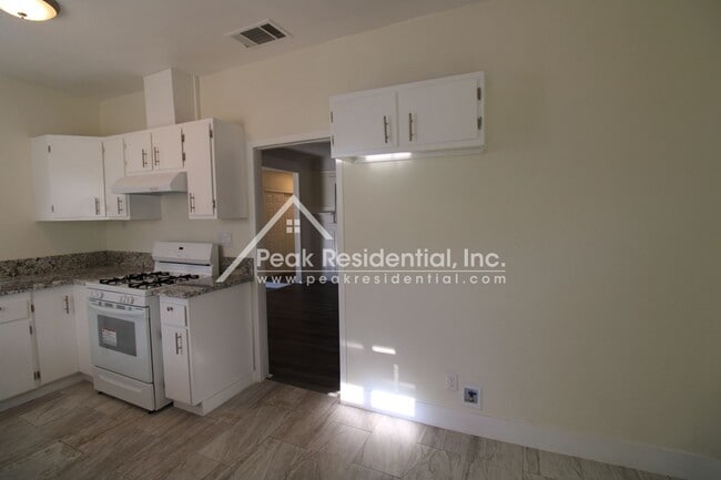 Building Photo - 1042 Las Palmas Ave