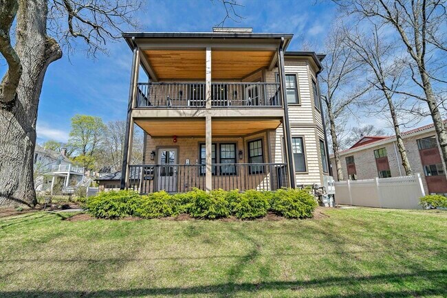 Building Photo - 144 Linden St