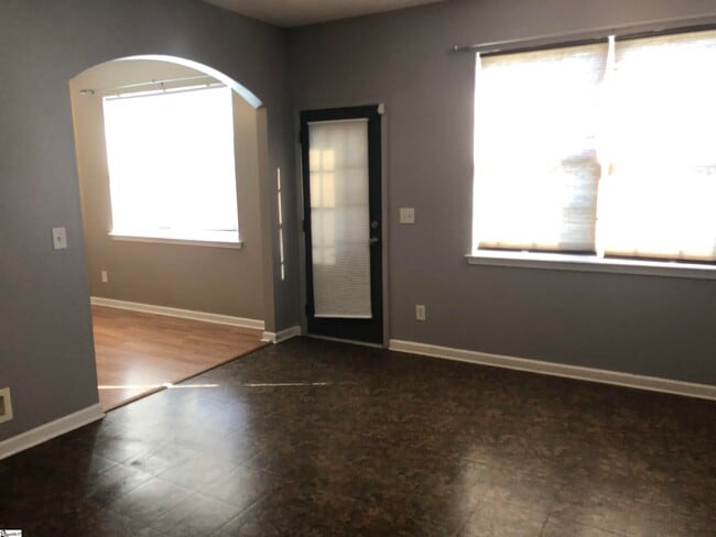 Building Photo - 520 Lois Wy