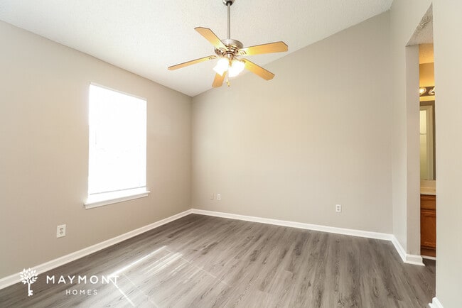 Building Photo - Cozy Three Bedroom