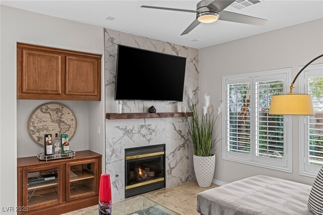 Building Photo - 275 Spectacular St