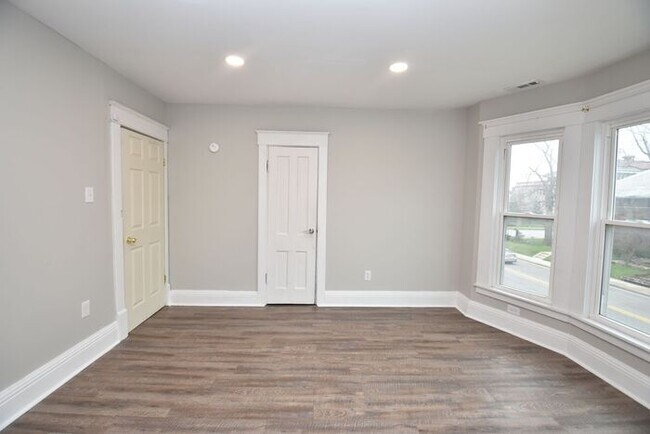 Building Photo - Spacious Downtown Mishawaka Apartment