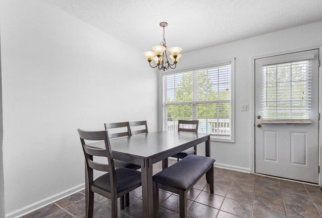 Building Photo - 557 Oakmont Dr