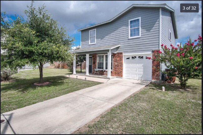 Building Photo - 3 Bed  1/2  Bath  with Large Yard