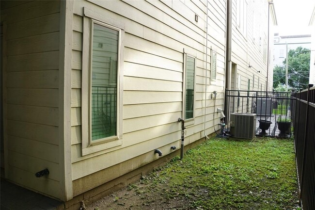 Building Photo - 1815 Hadley St