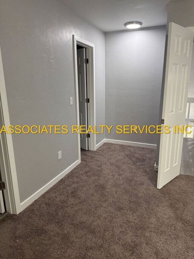 Building Photo - MUST SEE!!! 2BED/2BATH FULLY REMODELED UNIT IN GREENLEAF!!! FENCED BACK YARD!!!