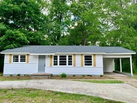 Building Photo - This 3 bed /2 bath in the Broadmoor Commun...