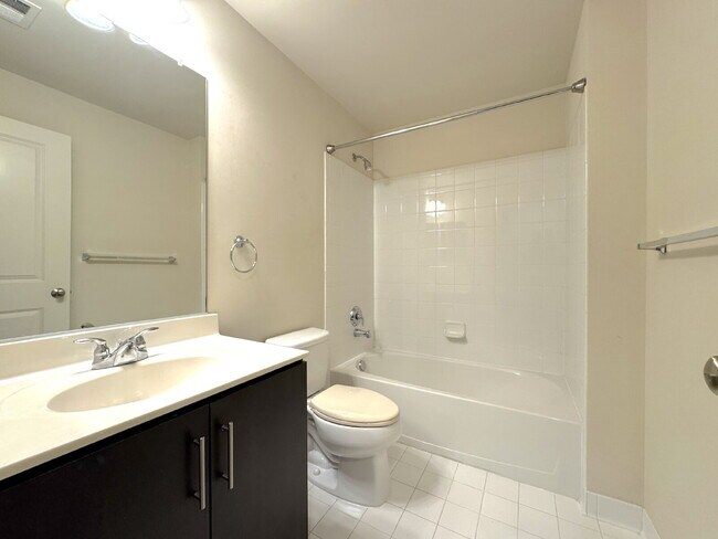 Building Photo - Exquisite Brambleton Living: A Spacious Fa...