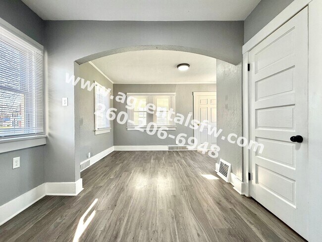 Building Photo - 2 Bedroom House