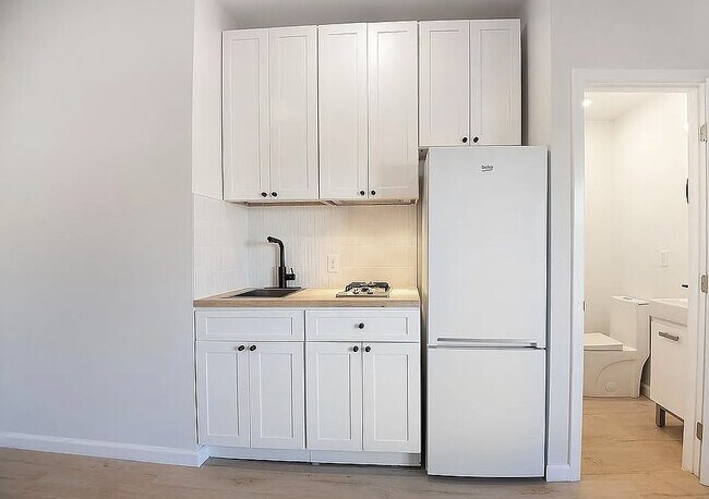 Building Photo - 1520 W 8th St Apartments