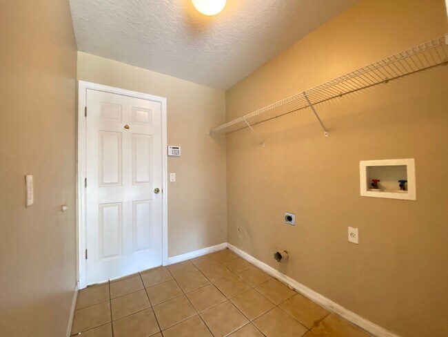 Building Photo - Oversized 3 BD / 2.5 BA with Loft