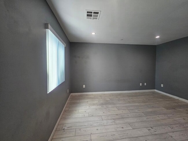 Building Photo - 32(839)