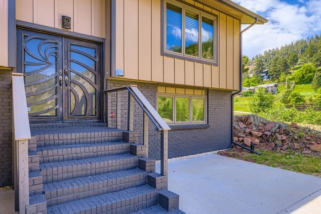 Building Photo - Stunning 4 BDR/2BA Mountain Retreat