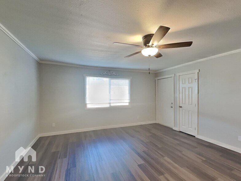 Building Photo - 5650 S 46th Pl