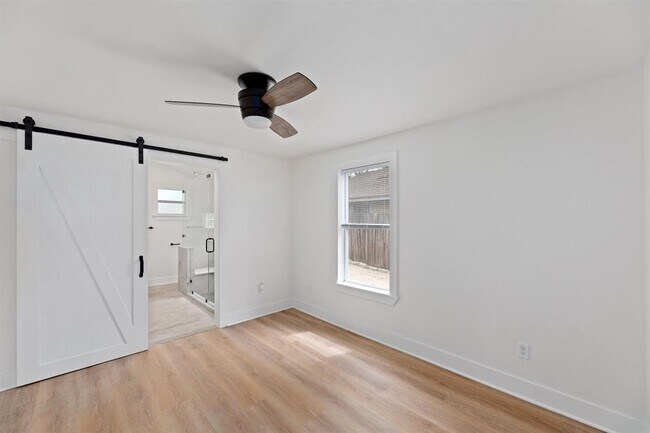 Building Photo - 2208 Santa Rita St