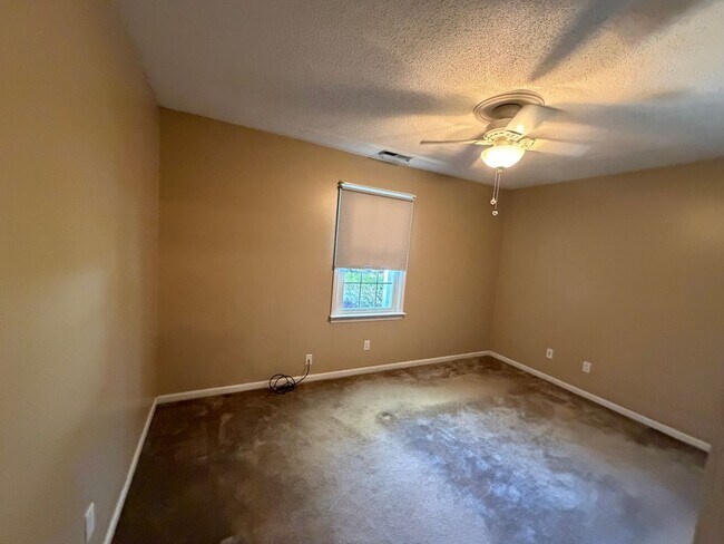 Building Photo - Coming soon! Property, being updated, 1 mile to shops, central Wilmington 3 BEDROOMS!