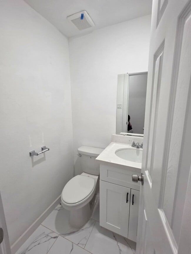 Building Photo - Stunning Duplex with Garage & Modern Finishes