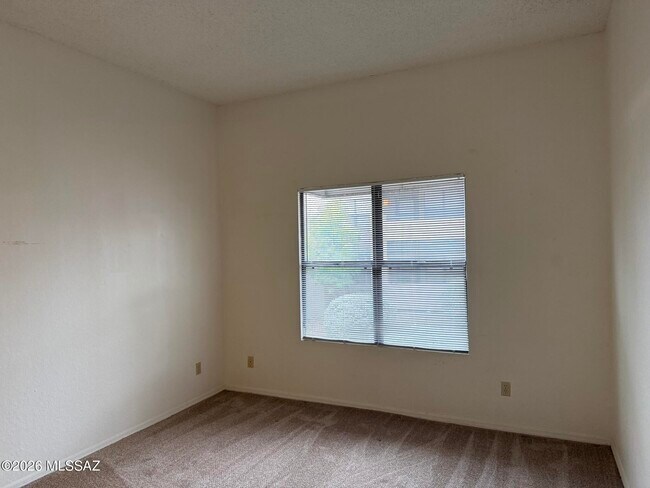 Building Photo - 5800 N Kolb Rd