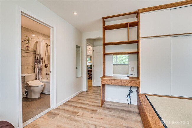 Building Photo - 9 Regent Ct