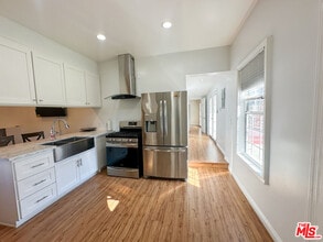 Building Photo - 1413 Paloma St