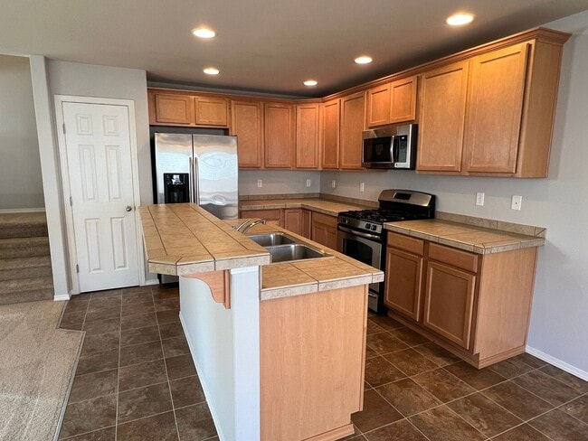 Building Photo - Lovely South Hill Home!