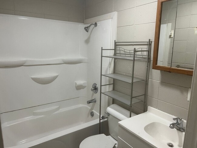 Building Photo - 2 Bed 1 Bath Duplex