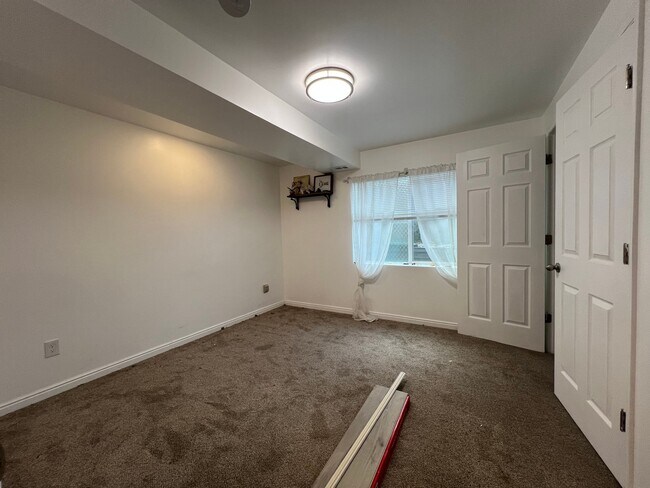 Building Photo - 213 Lakeview Dr
