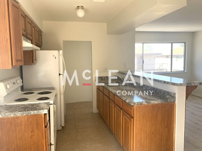 Building Photo - Charming Two Bedroom