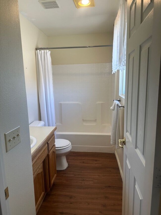 Building Photo - 2 Bedroom 2  Bathrooms