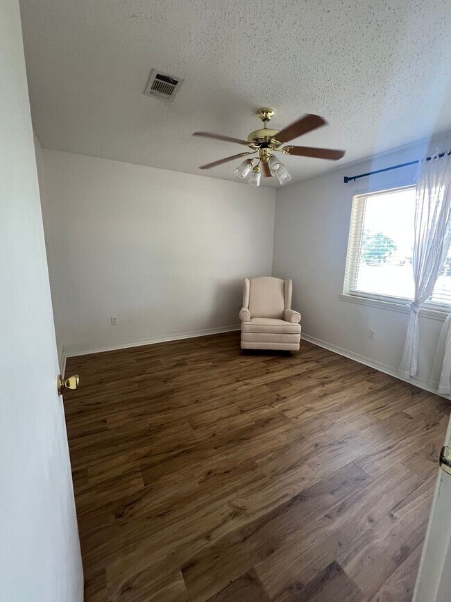 Building Photo - Ready In Benton!!