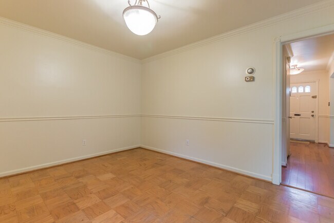 Building Photo - 9702 Bellevue Dr