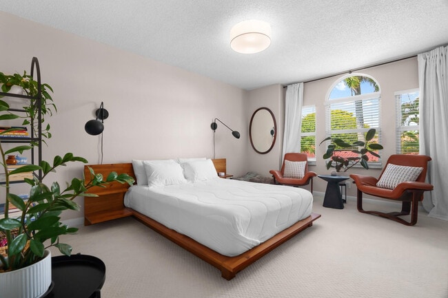 Building Photo - 1321 Bayview Dr