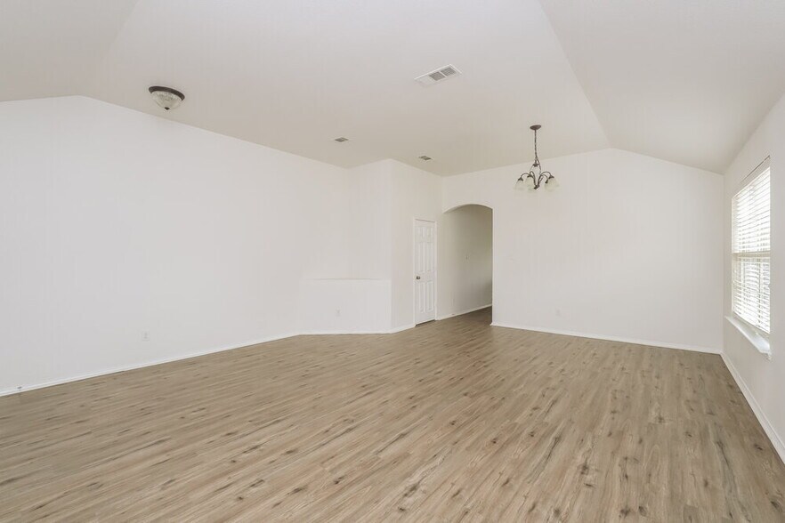 Building Photo - 16301 Severn Ln