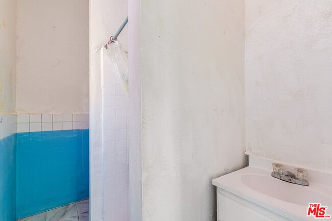 Building Photo - 256 W Florence Ave