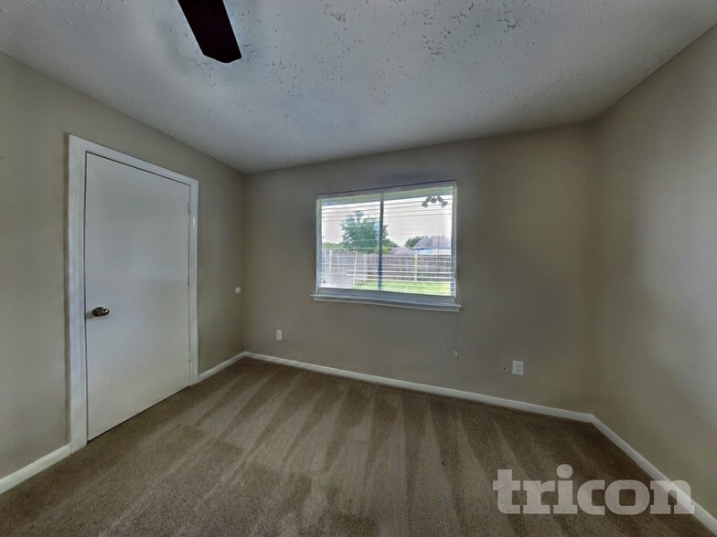 Building Photo - 2013 Greenwood Dr