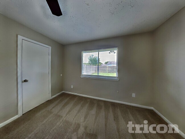 Building Photo - 2013 Greenwood Dr