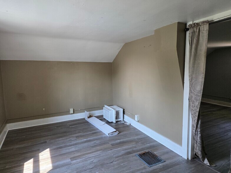 Building Photo - 406 S Elm St