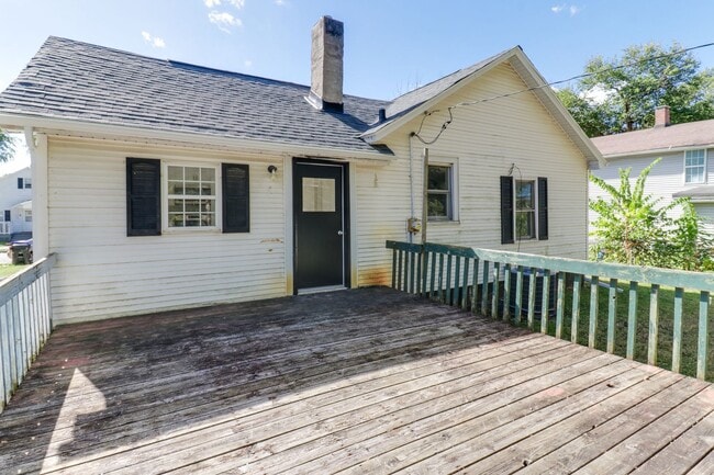 Building Photo - Renovated 2 Bedroom Home!