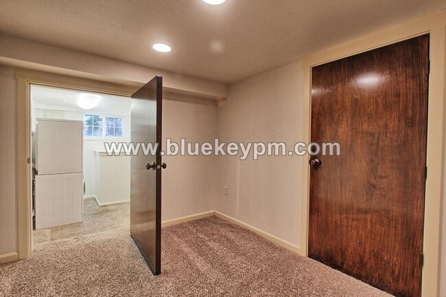 Building Photo - 3 Bed, 2 Bath Cottage in Uptown Vancouver with 2 Bedrooms on Main, Home Office and Bonus Room