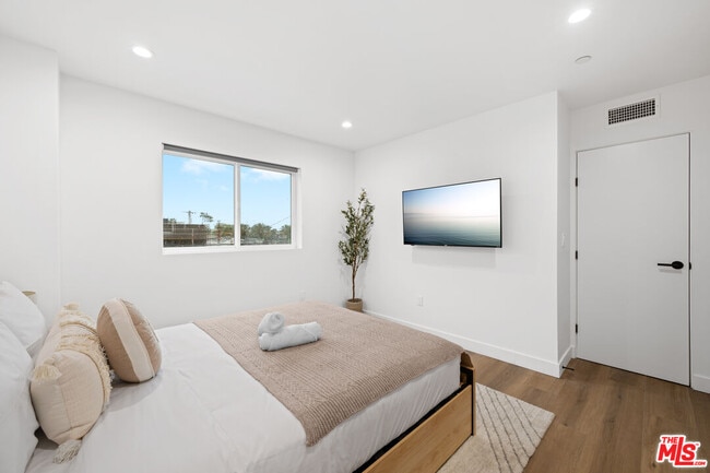Building Photo - 835 N McCadden Pl