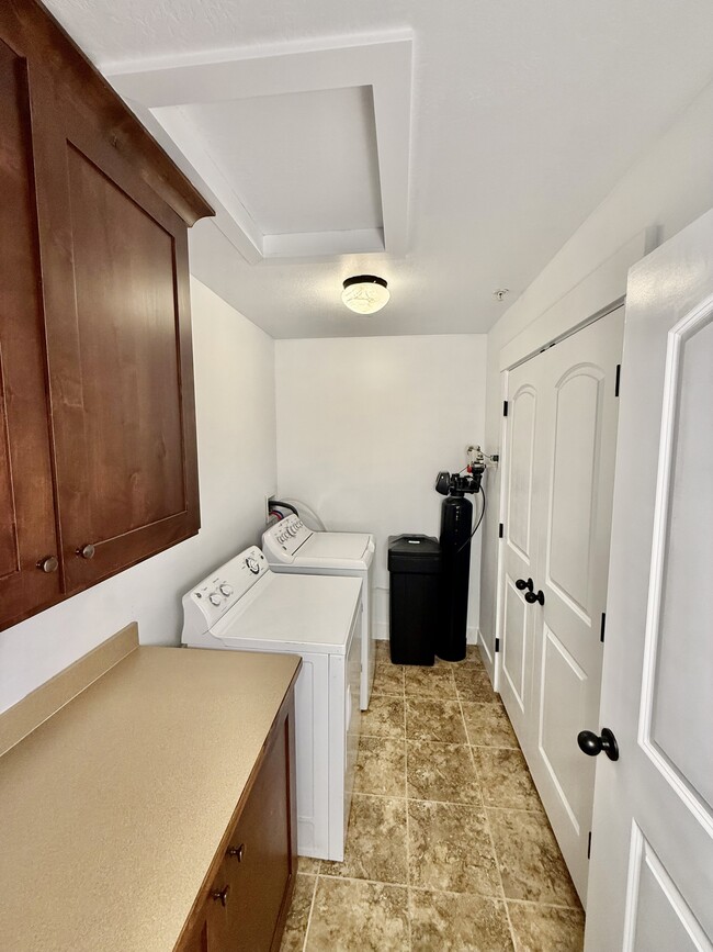 Building Photo - 1045 S 1700 W