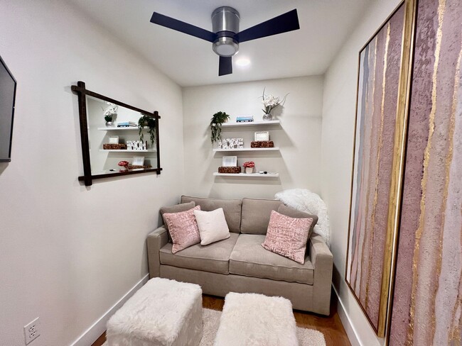 Building Photo - Semi-Furnished Kirkland Central Condo